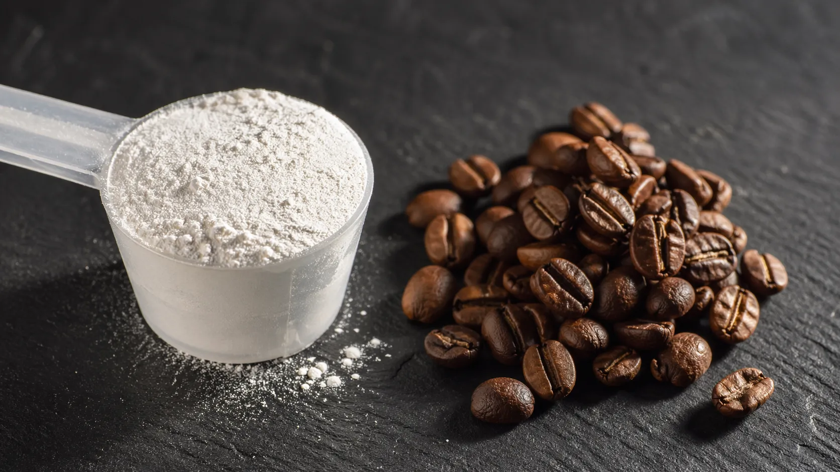 Poudre de créatine blanche dans une cuillère doseuse à côté de grains de café torréfiés