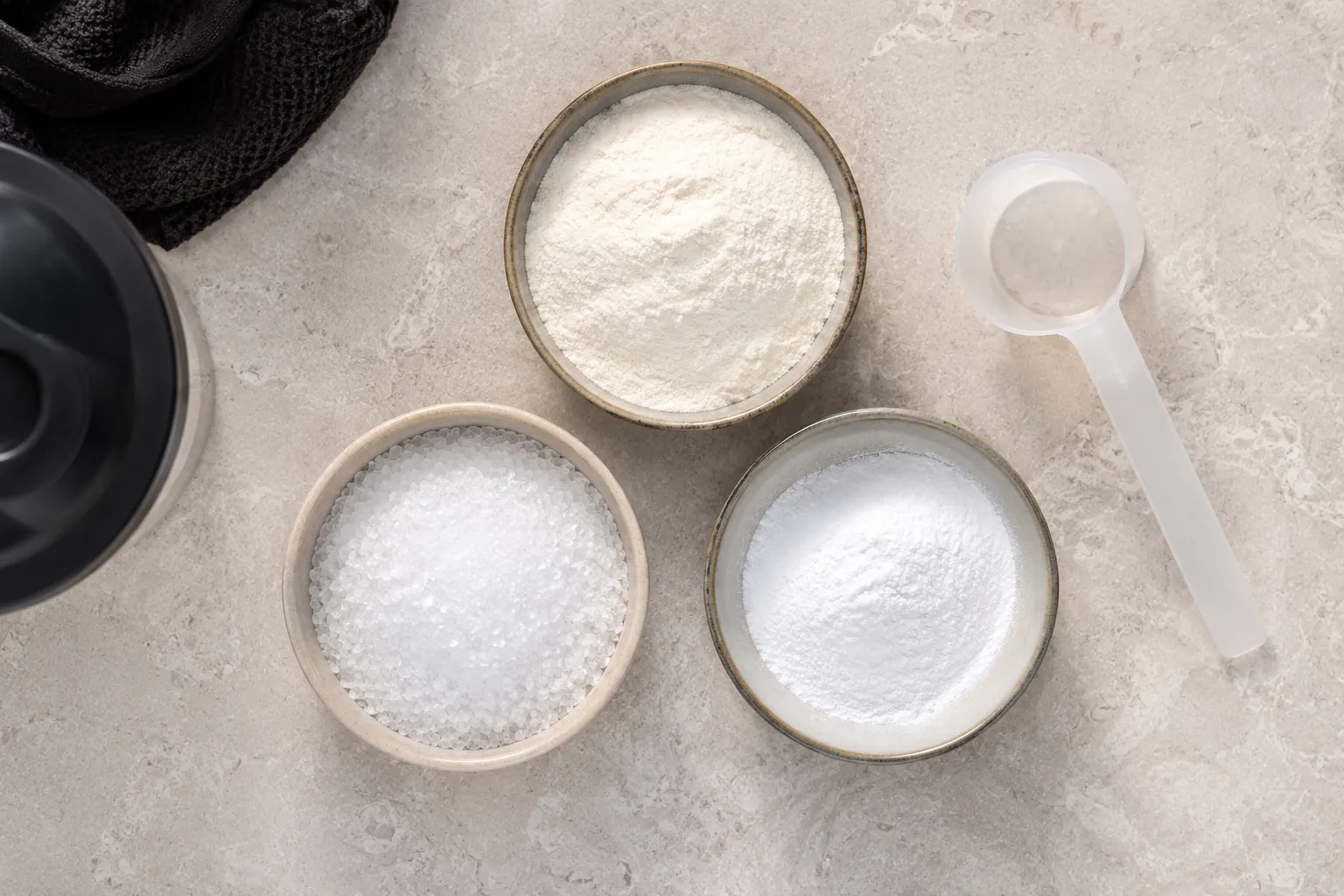 Ingrédients clés d'un pre workout en poudre disposés dans des coupelles