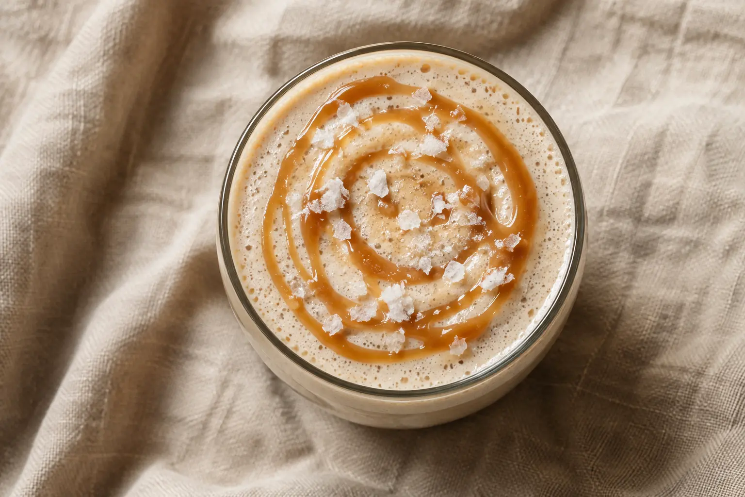 Vue rapprochée du shake caramel protéiné montrant sa texture crémeuse et onctueuse