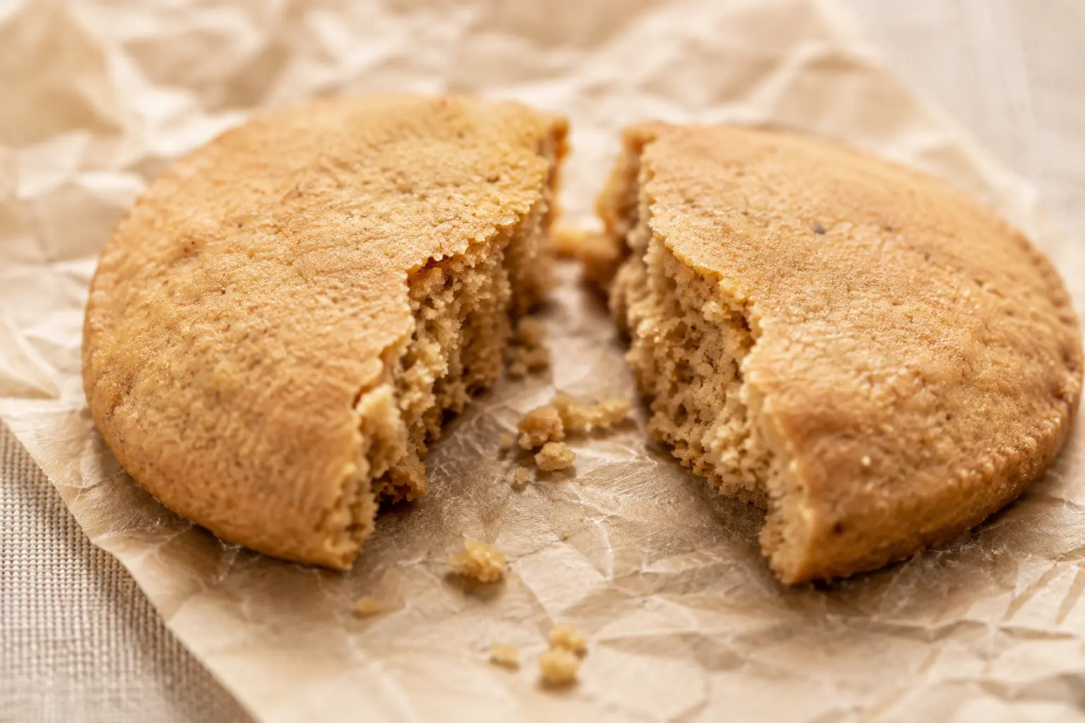 Gros plan sur un biscuit sablé protéiné montrant sa texture friable