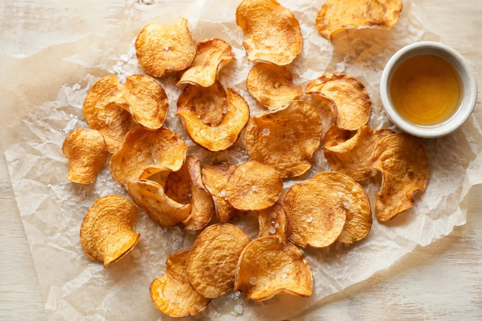Gros plan sur des chips protéinées sel-vinaigre dorées et croustillantes