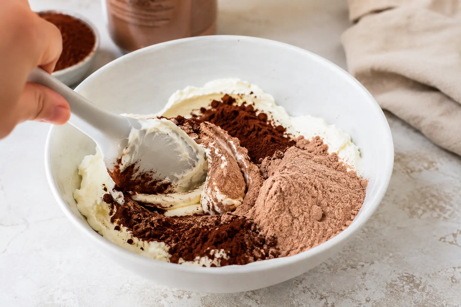 Mélange de fromage frais, whey chocolat et cacao dans un bol