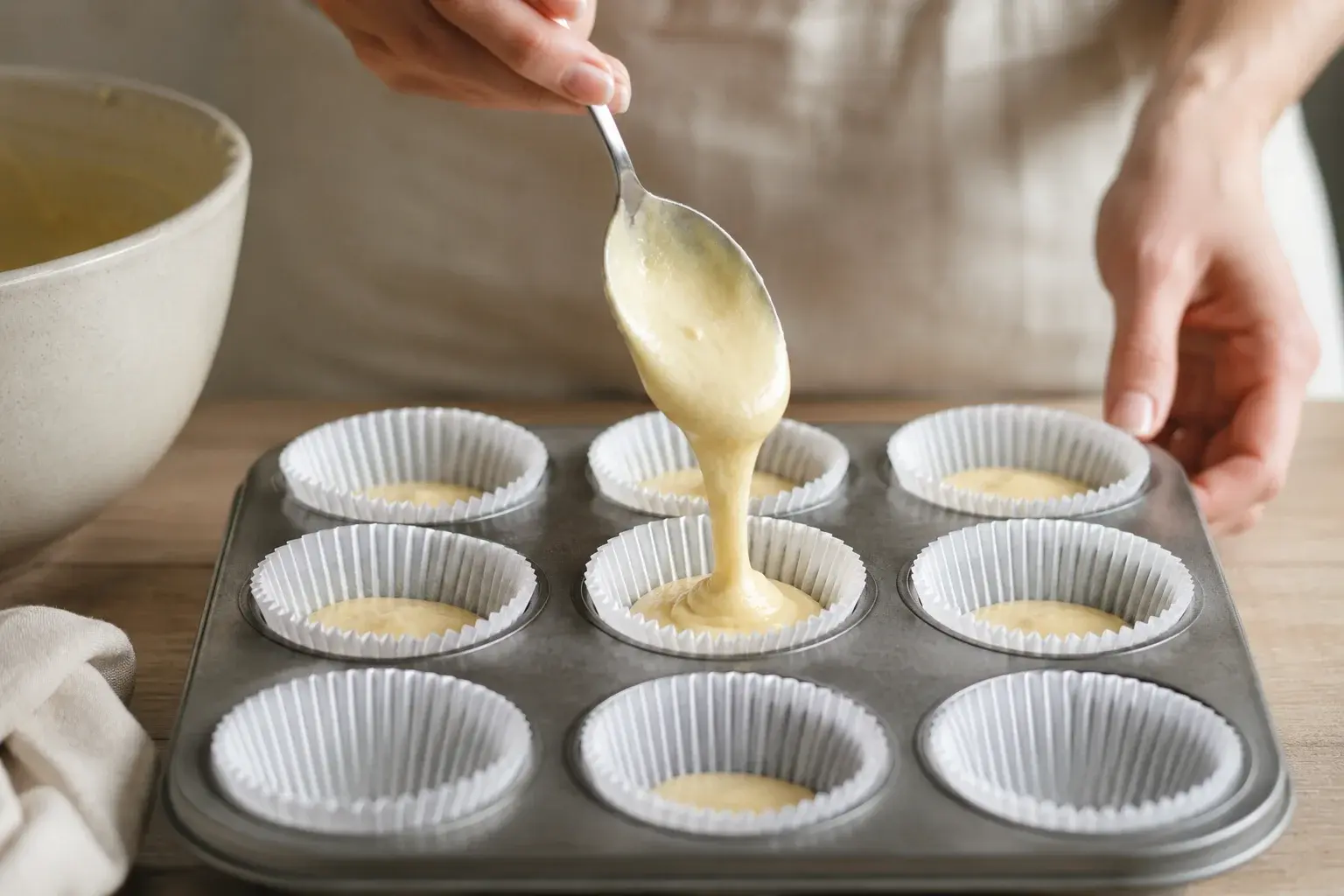 Remplissage des caissettes à cupcakes avec la pâte vanille-framboise