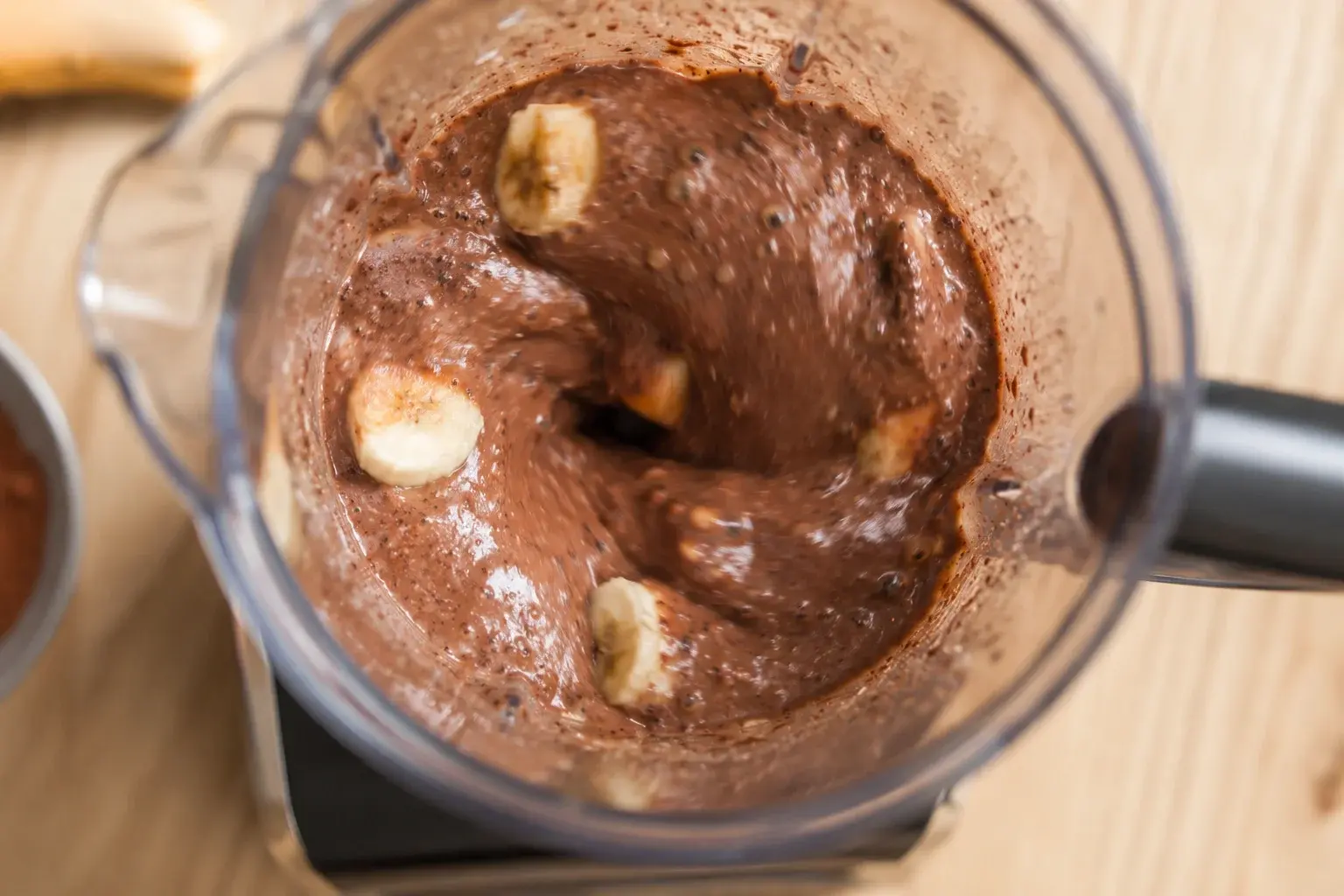 Blender en action mixant la nice cream banane-chocolat
