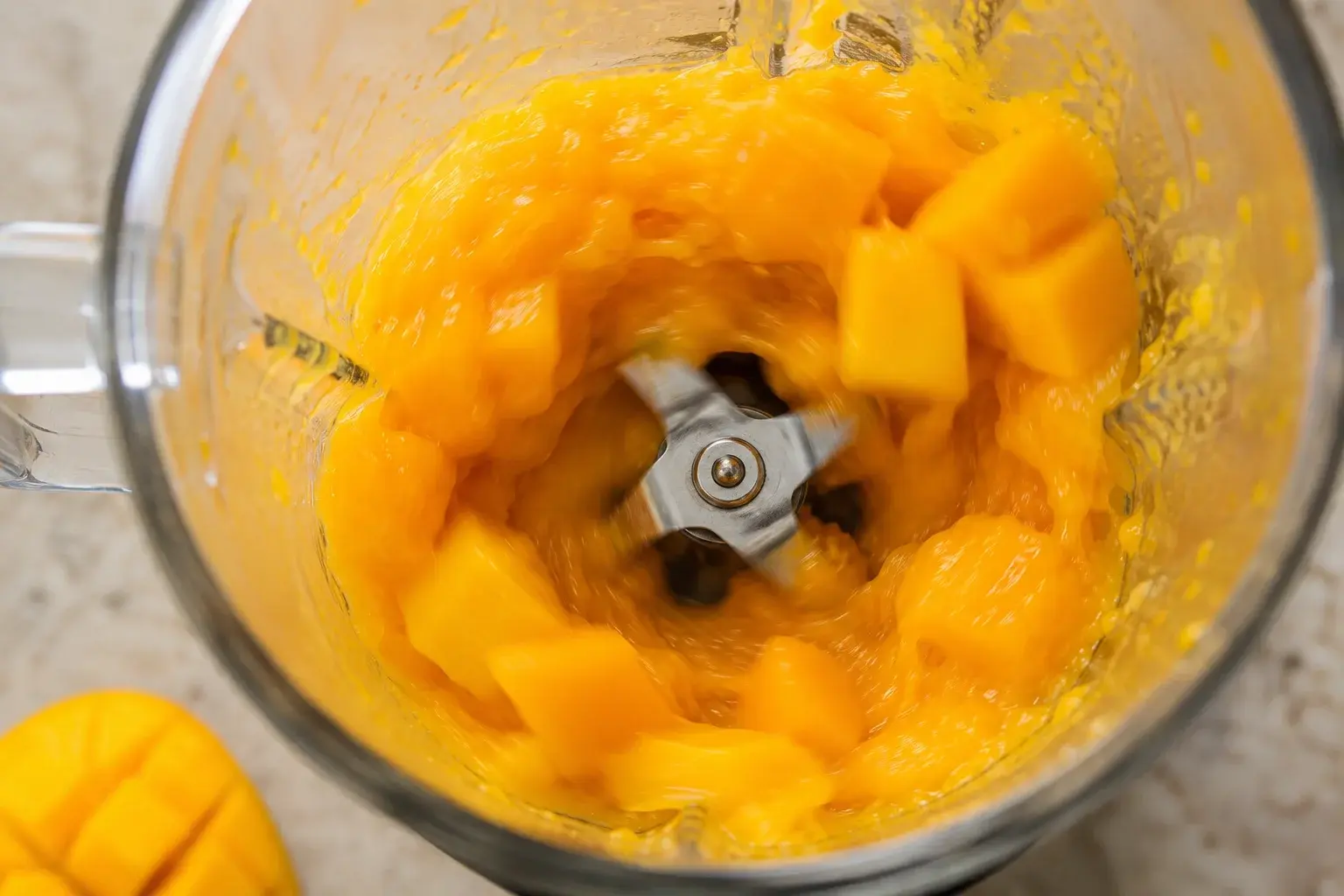 Mangue fraîche mixée en coulis lisse dans un blender