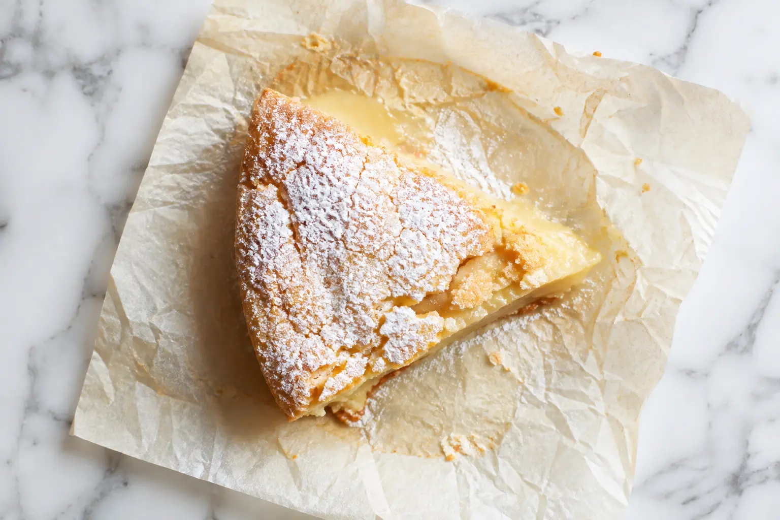 Part de moelleux au chocolat blanc protéiné vue de dessus avec copeaux de chocolat blanc
