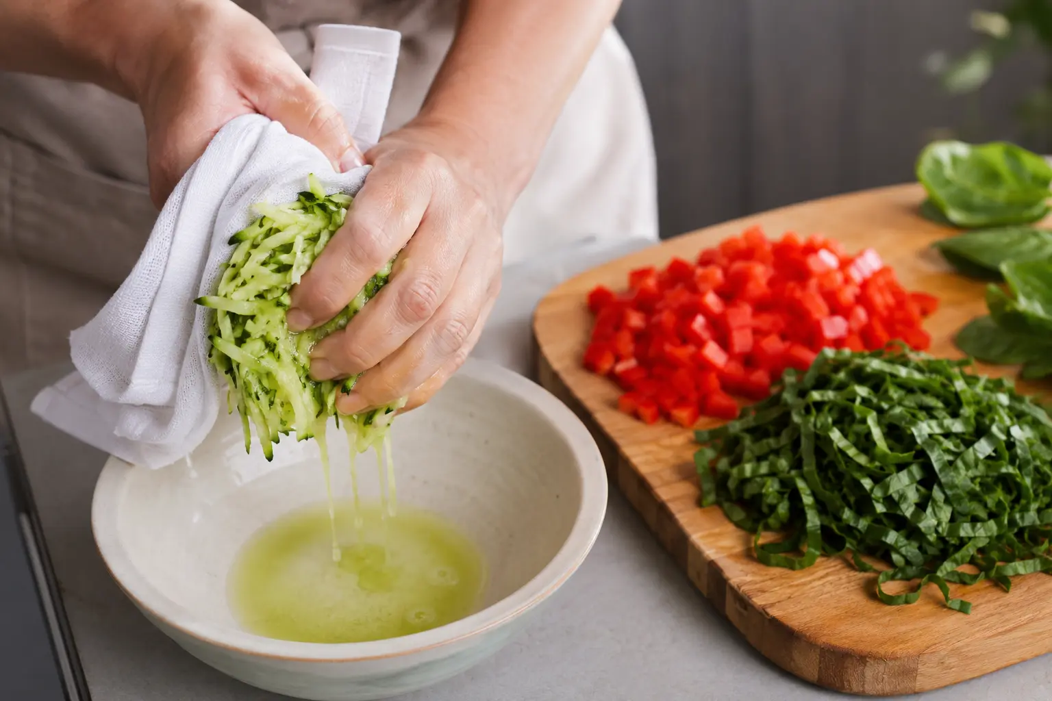 Légumes coupés en dés et courgette râpée pressée dans un torchon
